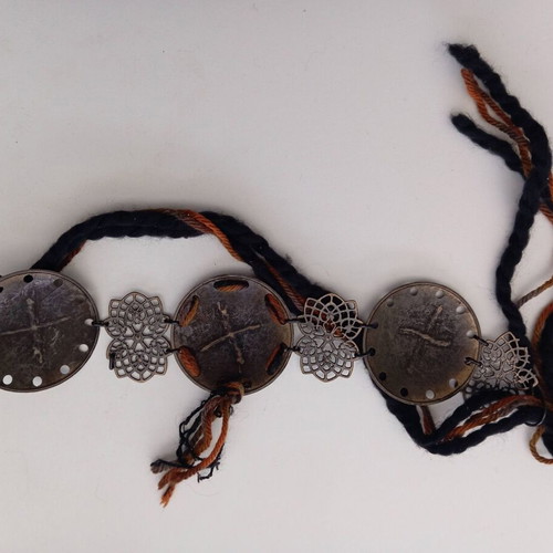 Vintage Y2K knitted belt with hammered metal details like new, adjustable, brown