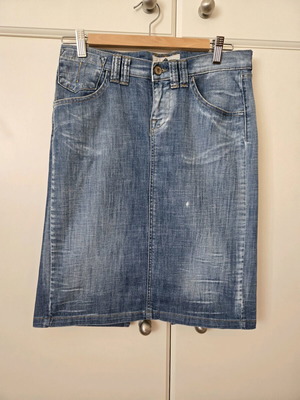 Fornarina denim skirt like new, summer style, size large, blue