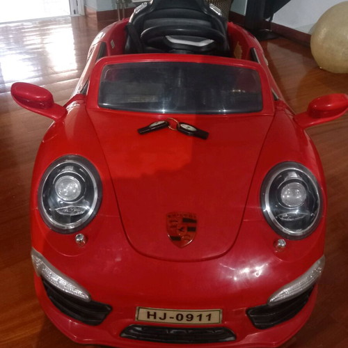 Electric 12V Porsche kids car like new