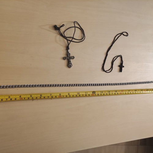 Chain and 2 crosses set like new, multicolor