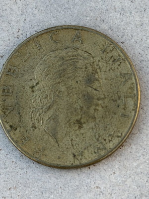 Italian 200 Lire coin used, 1986