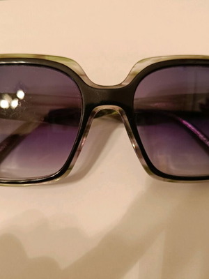Ana Hickmann sunglasses used with gradient grey lens and green acetate frame