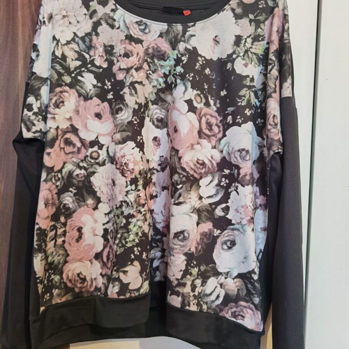 Only women's blouse with floral motifs like new