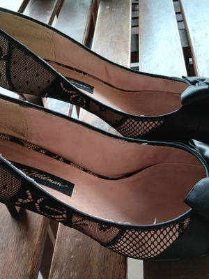 Beverly Feldman pumps with satin and lace, black and soft pink