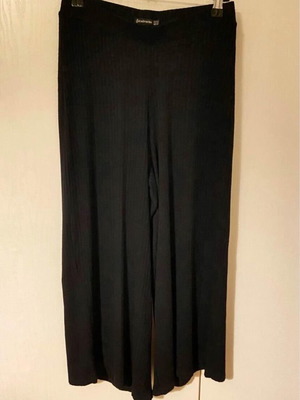 Stradivarius capri pants black medium like new