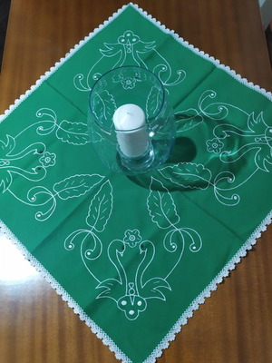 Χειροποίητο καρέ 73×73 εκ. με κέντημα και δαντέλα