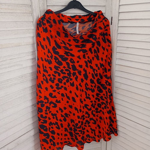 Imperial skirt medium size like new, black and red