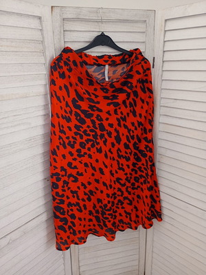Imperial skirt medium size like new, black and red