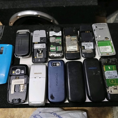 Lot of 13 phones used, for parts, no batteries