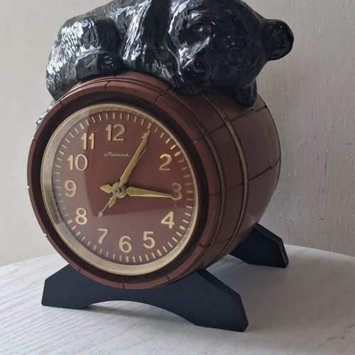 Molnija wind-up table clock with bear figure
