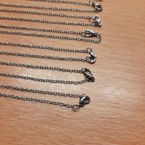 Necklaces with thin chain like new, pack of 25 pieces