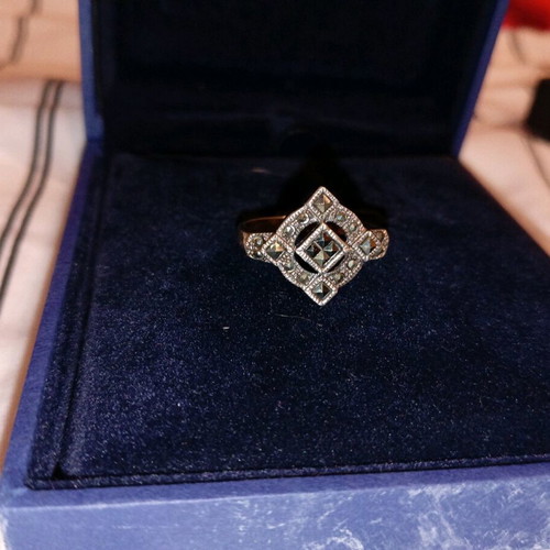 Silver women's ring like new with olive stones