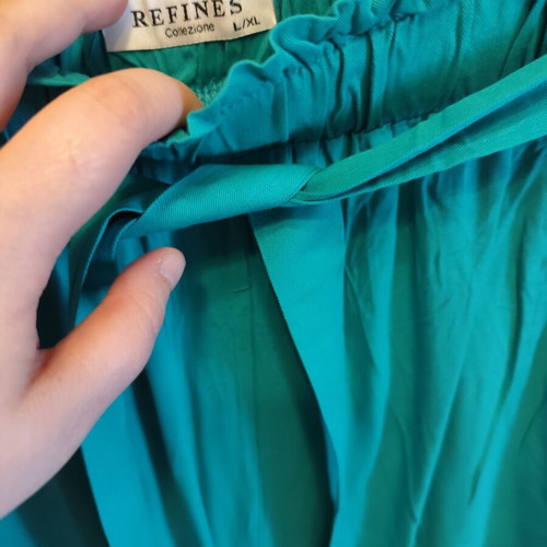 White Kipour blouse and green viscose shorts set, like new