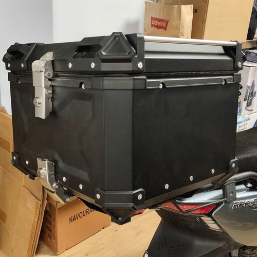 Motorcycle aluminum top case 55 liters like new