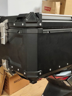 Motorcycle aluminum top case 55 liters like new