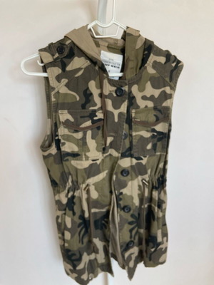 Women's sleeveless medium vest like new, brown and green