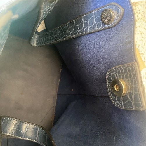 Axel handbag like new, large with gold details, blue