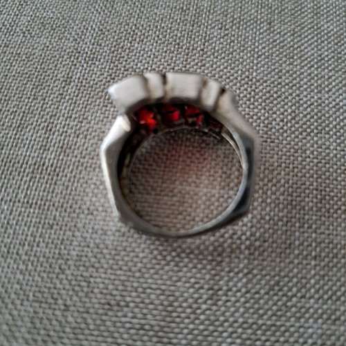 Silver ring like new with burgundy stones