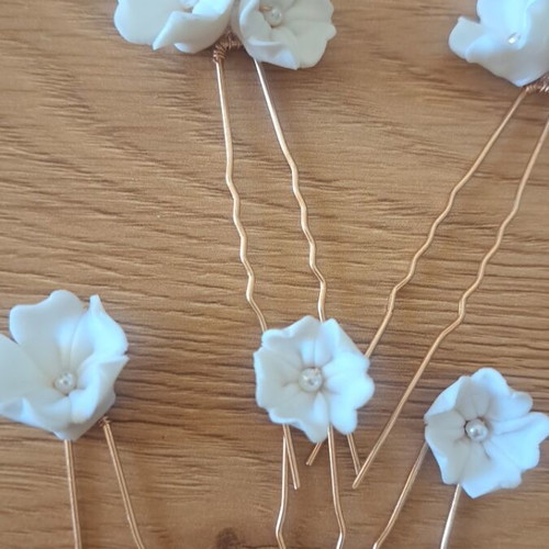 Ceramic hair clips with flowers and fake pearls new, ideal for brides