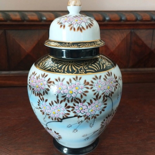Japanese Handmade Porcelain Vase Eiwa Kinsei used with Lid