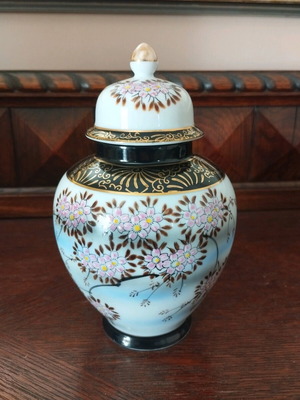 Japanese Handmade Porcelain Vase Eiwa Kinsei used with Lid