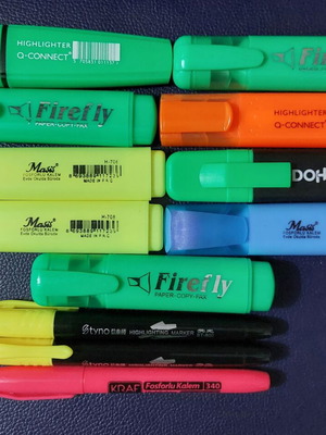 Set of highlighters and sticky notes new with plastic case