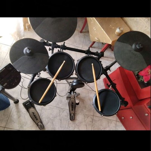 Electronic drums with Alesis drum module like new
