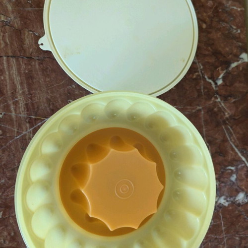 Tupperware cake mold tupperware like new