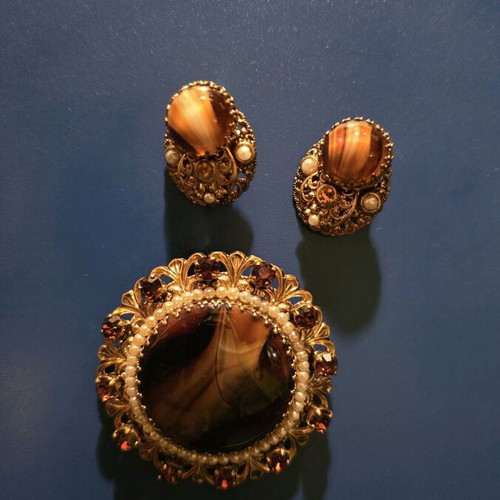 Vintage brooch and gold-plated earrings like new