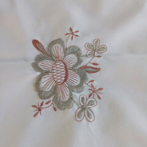 Round embroidered tablecloth used, diameter 90 cm