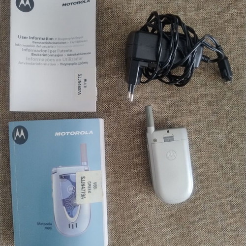 Motorola V66i used with charger and 2 Samsung GT-S3550 phones