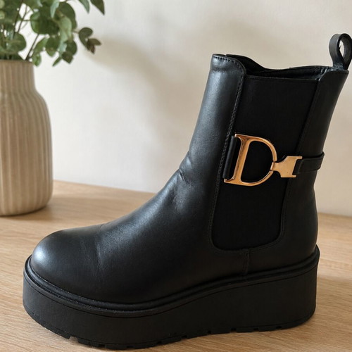 Ankle boots size 40 like new, black with high platform and gold detail