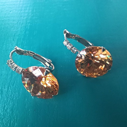 Earrings with oval champagne crystal, like new