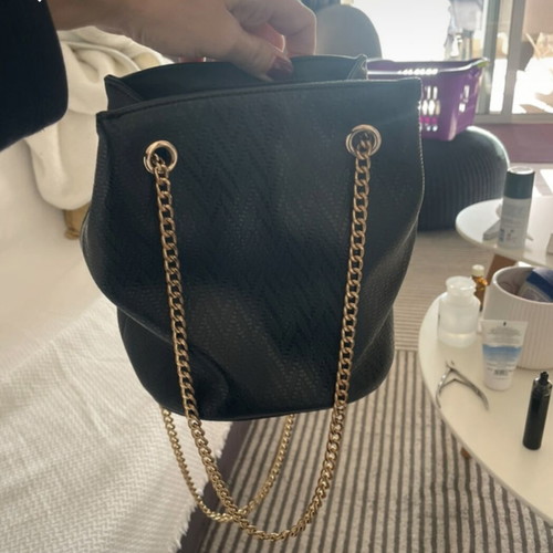 Black shoulder bag like new with chain