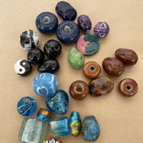 Pack of glass and ceramic beads, various sizes and shapes