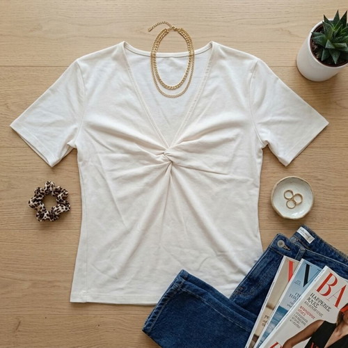Off-white short-sleeve blouse with V-neck and front knot like new, size M