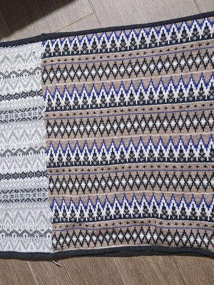 Women's neck scarf like new, large