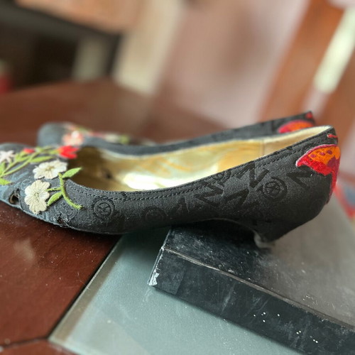 CafeNoir shoes used with embroidery and small 3cm heel, size 39, black and red