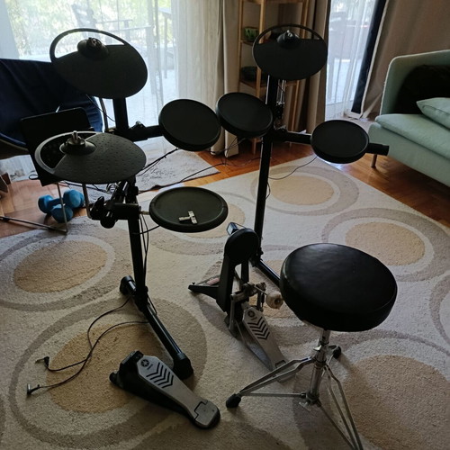 Yamaha DTX-450K Electronic Drum Set, like new, with original stool