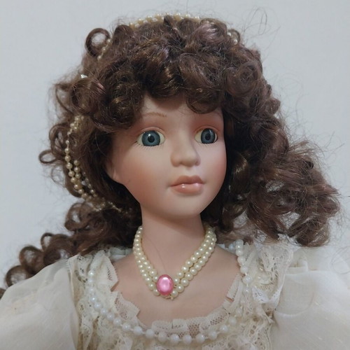 Vintage collectible porcelain doll princess like new