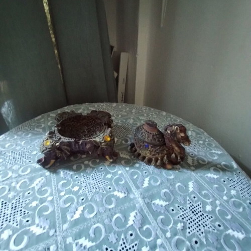 Vintage ashtray set like new, resin