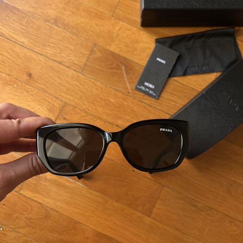 Prada sunglasses like new, black