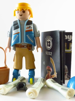 Playmobil φιγούρα Εφημεριδοπώλης με πατίνια σειρά 13 9332 καινούρια