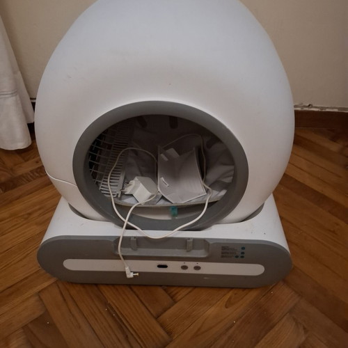 Automatic cat litter box used with extra replacement liner and manual