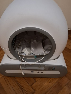 Automatic cat litter box used with extra replacement liner and manual