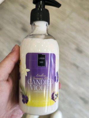 Lavish body lotion like new