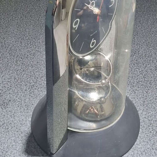Hua Ba Quartz Table Clock like new with rotating pendulum