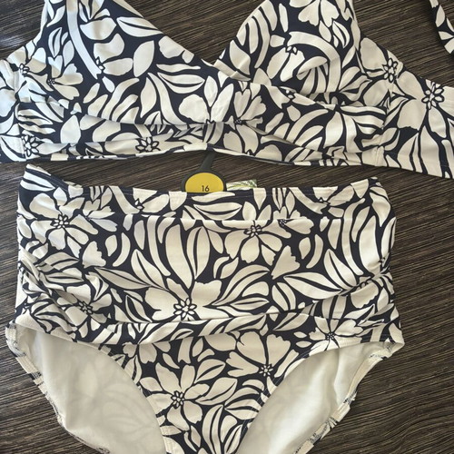 Swimsuit new, sizes L and XL, floral pattern