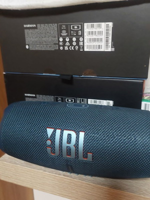 JBL Charge 5 Bluetooth speakers like new, blue and green set