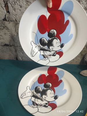 Disney plates set of 2 with Mickey Mouse like new